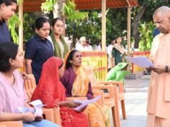 जनता दर्शन में सीएम योगी ने 200 लोगों की समस्याएं सुनीं