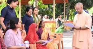 जनता दर्शन में सीएम योगी ने 200 लोगों की समस्याएं सुनीं