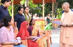 जनता दर्शन में सीएम योगी ने 200 लोगों की समस्याएं सुनीं