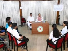 मुख्यमंत्री निवास में 10वीं और 12वीं के टॉपर्स से मिले सीएम साय