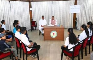 मुख्यमंत्री निवास में 10वीं और 12वीं के टॉपर्स से मिले सीएम साय