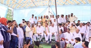 विश्रामपुर थाने के सामने प्रदेश कांग्रेस अध्यक्ष दीपक बैज आमरण अनशन पर बैठे