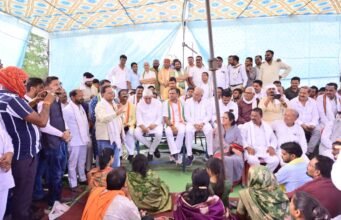 विश्रामपुर थाने के सामने प्रदेश कांग्रेस अध्यक्ष दीपक बैज आमरण अनशन पर बैठे