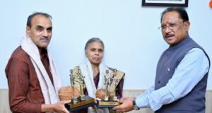 बस्तर सेवा के लिए समर्पित गोडबोले दंपति का सम्मान पूरे छत्तीसगढ़ का गौरव : मुख्यमंत्री साय