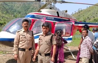 Tehri: हेलिकॉप्टर की खेतों में इमरजेंसी लैंडिंग, हाईटेंशन विद्युत लाइन के संपर्क में आया