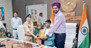 गोमती की लहरों से लड़ते बचपन को चाहिए अवसर की ’पतवार’