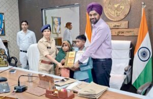 गोमती की लहरों से लड़ते बचपन को चाहिए अवसर की ’पतवार’