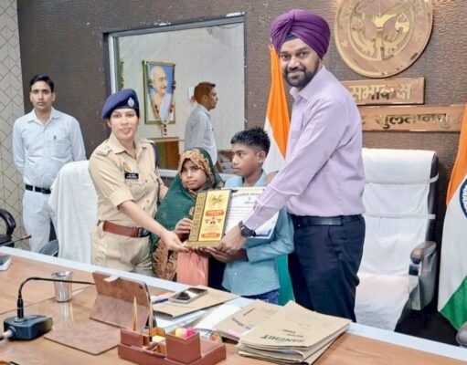 गोमती की लहरों से लड़ते बचपन को चाहिए अवसर की ’पतवार’