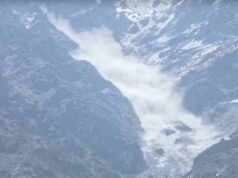 बदरीनाथ धाम के पास कंचन गंगा के ऊपर टूटा हिमखंड