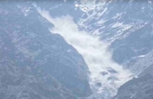 बदरीनाथ धाम के पास कंचन गंगा के ऊपर टूटा हिमखंड