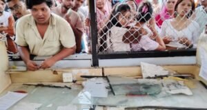 ऋषिकेश में पंजीकरण काउंटरों पर उमड़ी भारी भीड़, यात्री ने टिकट काउंटर का शीशा तोड़ा