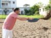 मां के संग खेत में उतरे सीएम धामी…खुद चलाया टिलर, डाली गोबर की खाद
