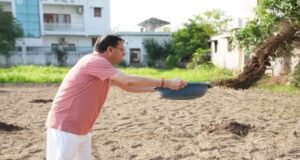 मां के संग खेत में उतरे सीएम धामी…खुद चलाया टिलर, डाली गोबर की खाद