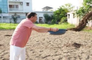 मां के संग खेत में उतरे सीएम धामी…खुद चलाया टिलर, डाली गोबर की खाद