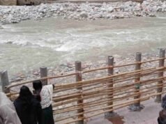प्रशासन ने गंगोत्री धाम में बांस लगाकर किए गंगा घाट बंद, विरोध में उतरे तीर्थ पुरोहित