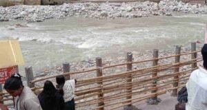 प्रशासन ने गंगोत्री धाम में बांस लगाकर किए गंगा घाट बंद, विरोध में उतरे तीर्थ पुरोहित