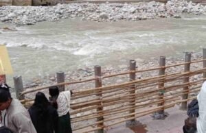 प्रशासन ने गंगोत्री धाम में बांस लगाकर किए गंगा घाट बंद, विरोध में उतरे तीर्थ पुरोहित
