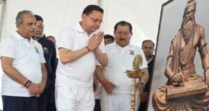 सीएम धामी ने बनबसा में युवाओं, छात्रों व जवानों संग किया योग, दी शुभकामनाएं