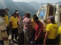 बदरीनाथ हाईवे पर हादसा: तोताघाटी के पास ब्रेक फेल होने से यात्रियों से भरी बस पलटी