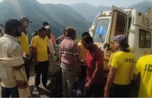 बदरीनाथ हाईवे पर हादसा: तोताघाटी के पास ब्रेक फेल होने से यात्रियों से भरी बस पलटी