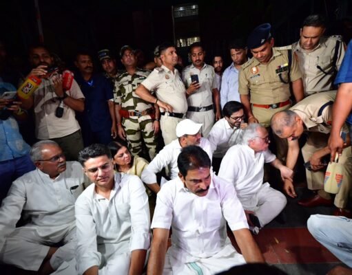 निर्वाचन आयोग के बाहर धरने पर बैठे कांग्रेस नेता, भूपेश बघेल ने उठाए गंभीर सवाल