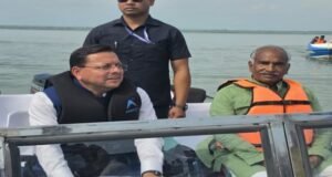 चुनाव से पहले एक ही नाव पर सवार हुए धामी और पांडेय, चेहरे पर दिखा उत्साह