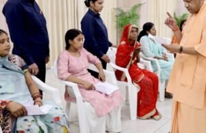 सीएम का जनता दर्शन: मां के साथ पहुंची बेटी, कहा- 12वीं में अच्छे अंक हैं, बीटेक करना चाहती हूं…