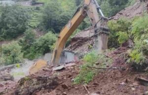 स्यानाचट्टी में 100 मीटर हिस्सा धंसने के बाद हनुमान चट्टी में बढ़ी मुश्किलें, गिर रहे पत्थर