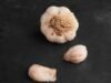 रात में बार-बार डरकर खुलती है नींद? लहसुन की दो कलियों से करें यह अचूक उपाय