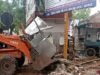 यूपी: सीएम योगी के दौरे से पहले आगरा में चला बुलडोजर