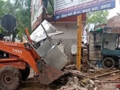 यूपी: सीएम योगी के दौरे से पहले आगरा में चला बुलडोजर