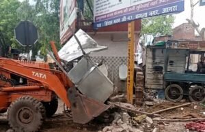 यूपी: सीएम योगी के दौरे से पहले आगरा में चला बुलडोजर