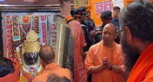 धर्मनगरी में सीएम योगी: कामदगिरि की परिक्रमा की, मांगा जनकल्याण का आशीष