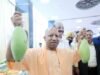 लखनऊ आम महोत्सव का शुभारंभ, आधा किलो का आम देख मुस्कुराए सीएम योगी