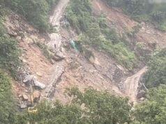 बारिश के बाद यमुनोत्री हाईवे पर मलबा पत्थर आने से रास्ता बंद