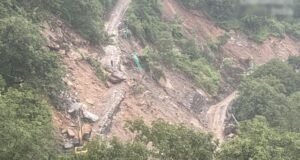 बारिश के बाद यमुनोत्री हाईवे पर मलबा पत्थर आने से रास्ता बंद
