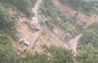बारिश के बाद यमुनोत्री हाईवे पर मलबा पत्थर आने से रास्ता बंद