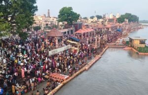 यूपी: गुरु पूर्णिमा आज, अयोध्या में सरयू स्नान के लिए उमड़ी भक्तों की भीड़