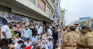 अनिश्चितकालीन धरने से पहले सपा नेता पूर्व विधायक अनूप संडा समर्थकों संग हिरासत में