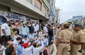 अनिश्चितकालीन धरने से पहले सपा नेता पूर्व विधायक अनूप संडा समर्थकों संग हिरासत में