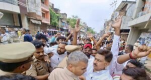 मुकदमों के डर ने थामे टिकट दावेदारों के कदम, सड़क की लड़ाई में अकेले पड़े ’अनूप संडा’