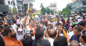 कांग्रेस के विरोध में भाजपा का प्रदर्शन, किरण देव बोले— “देश में अराजकता फैलाने की कोशिश कर रही है कांग्रेस”