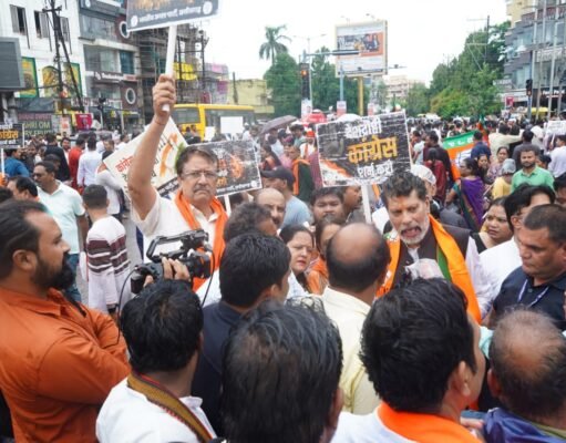 कांग्रेस के विरोध में भाजपा का प्रदर्शन, किरण देव बोले— “देश में अराजकता फैलाने की कोशिश कर रही है कांग्रेस”
