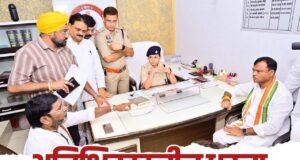 मंत्रियों एवं भाजपा नेताओं पर मुकदमा दर्ज करने की मांग को लेकर कांग्रेस नेताओं का थाने में धरना