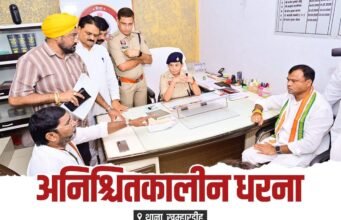 मंत्रियों एवं भाजपा नेताओं पर मुकदमा दर्ज करने की मांग को लेकर कांग्रेस नेताओं का थाने में धरना