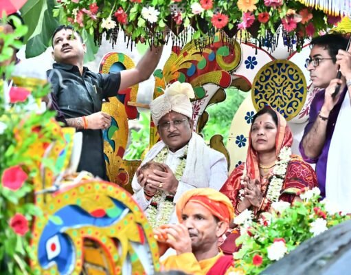 गजपति महाराजा की परंपरा निभाते हुए मुख्यमंत्री विष्णुदेव साय ने खींचा भगवान जगन्नाथ का रथ