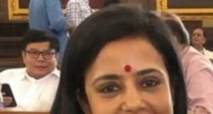 टीएमसी सांसद महुआ मोइत्रा के विरोध प्रदर्शन के दौरान हंगामा, अंडे-पत्थर फेंकने का आरोप; पुलिस की भूमिका पर उठे सवाल