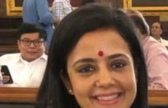 टीएमसी सांसद महुआ मोइत्रा के विरोध प्रदर्शन के दौरान हंगामा, अंडे-पत्थर फेंकने का आरोप; पुलिस की भूमिका पर उठे सवाल