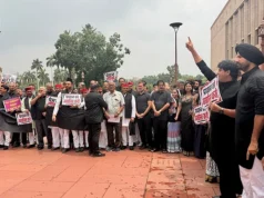 NEET और छात्र आंदोलन पर संसद में विपक्ष का हंगामा, राहुल-प्रियंका समेत कई सांसदों ने किया प्रदर्शन