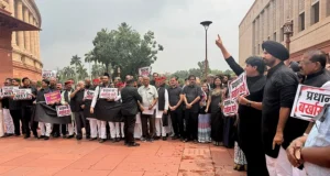 NEET और छात्र आंदोलन पर संसद में विपक्ष का हंगामा, राहुल-प्रियंका समेत कई सांसदों ने किया प्रदर्शन